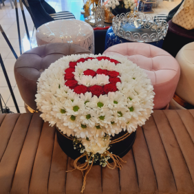  Alanya Merkez Çiçekçi Kutuda başharf papatya