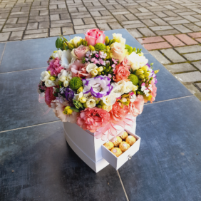 Blumen Bestellen Alanya Weiße Schachtel Lisyantus-Pralinen