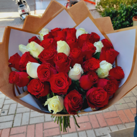  21 adet kırmızı beyaz gül